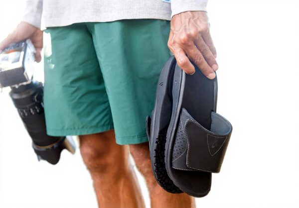 OluKai Nalu Slide Sandal Homme Noir EVA Confortable